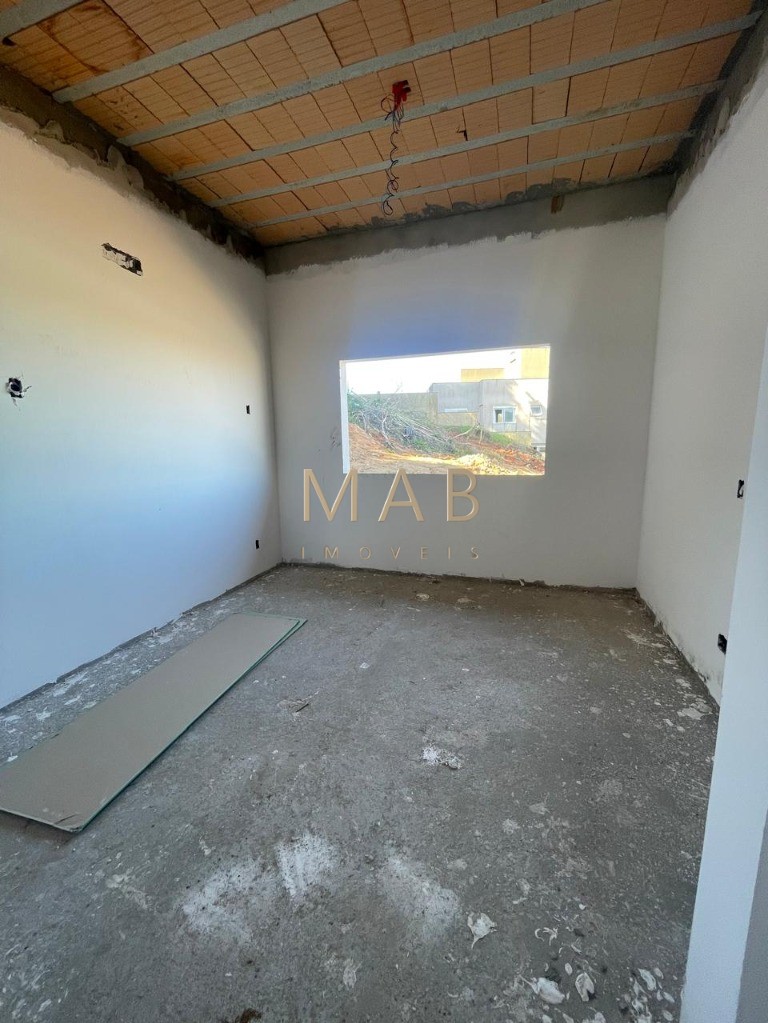 Espetacular casa à venda em Florianópolis-SC, no bairro Ingleses! 3 quartos sendo 2 suítes, 3 salas, 4 banheiros, 3 vagas de garagem, 326,00m².