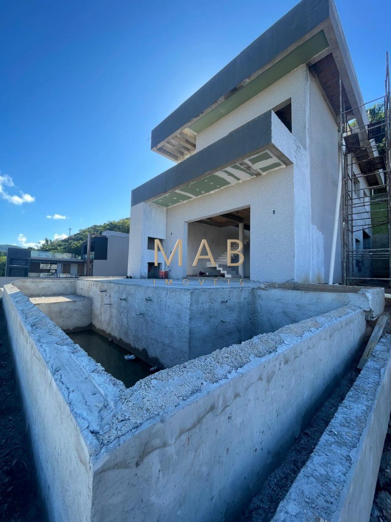 Espetacular casa à venda em Florianópolis-SC, no bairro Ingleses! 3 quartos sendo 2 suítes, 3 salas, 4 banheiros, 3 vagas de garagem, 326,00m².