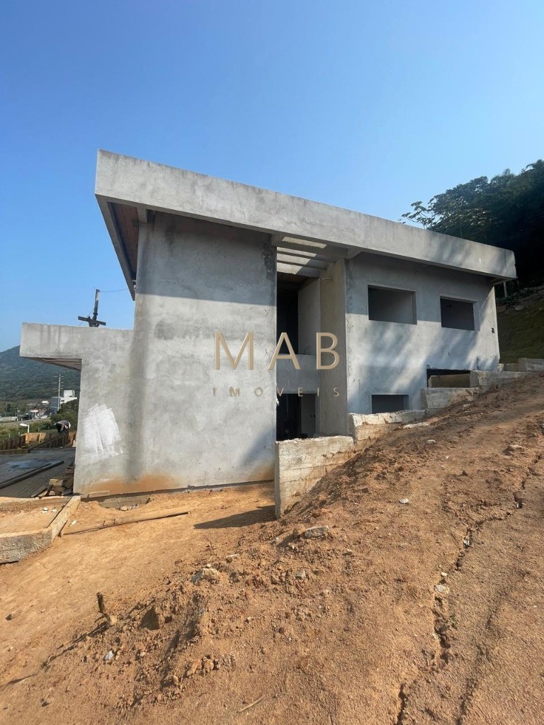 Espetacular casa à venda em Florianópolis-SC, no bairro Ingleses! 3 quartos sendo 2 suítes, 3 salas, 4 banheiros, 3 vagas de garagem, 326,00m².