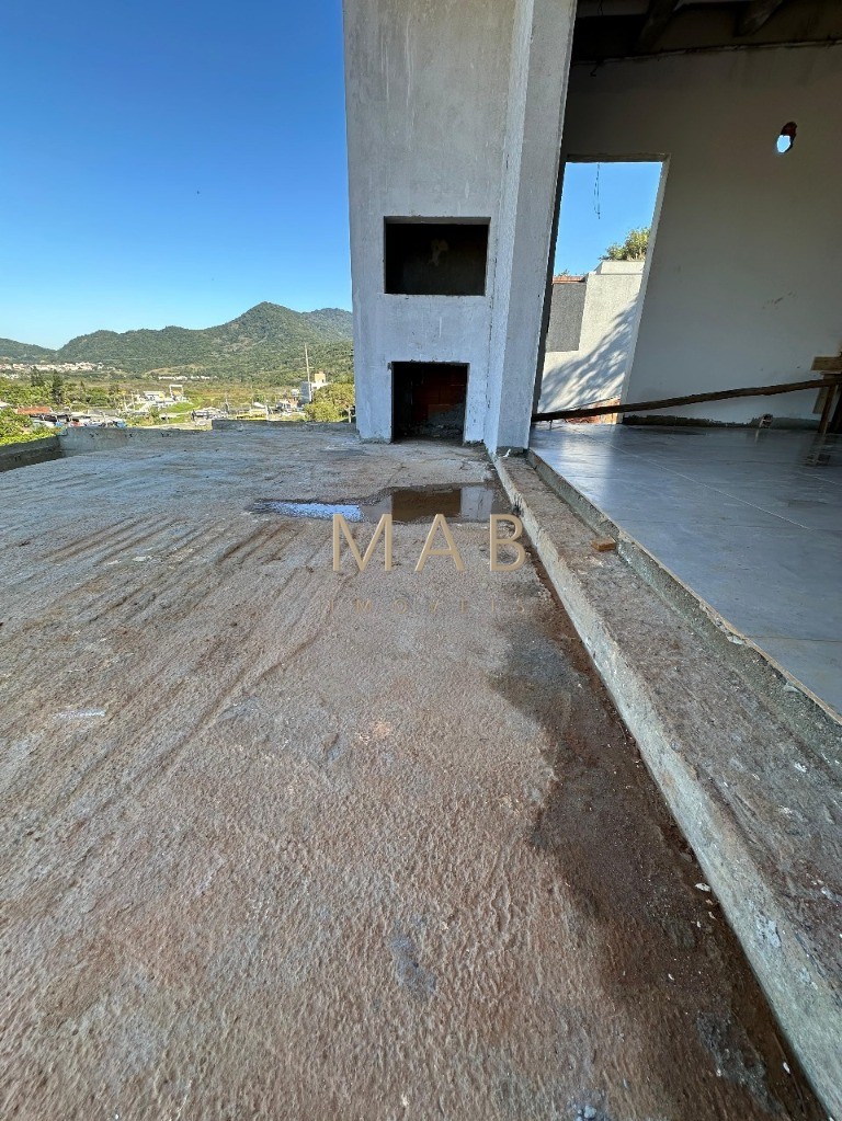 Espetacular casa à venda em Florianópolis-SC, no bairro Ingleses! 3 quartos sendo 2 suítes, 3 salas, 4 banheiros, 3 vagas de garagem, 326,00m².