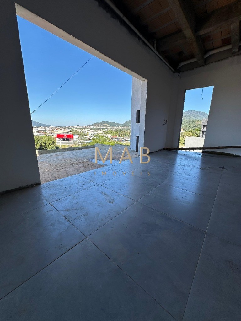 Espetacular casa à venda em Florianópolis-SC, no bairro Ingleses! 3 quartos sendo 2 suítes, 3 salas, 4 banheiros, 3 vagas de garagem, 326,00m².