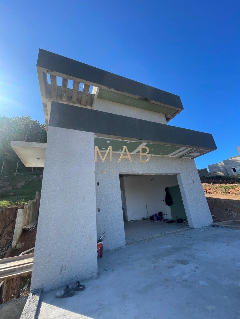 Espetacular casa à venda em Florianópolis-SC, no bairro Ingleses! 3 quartos sendo 2 suítes, 3 salas, 4 banheiros, 3 vagas de garagem, 326,00m².