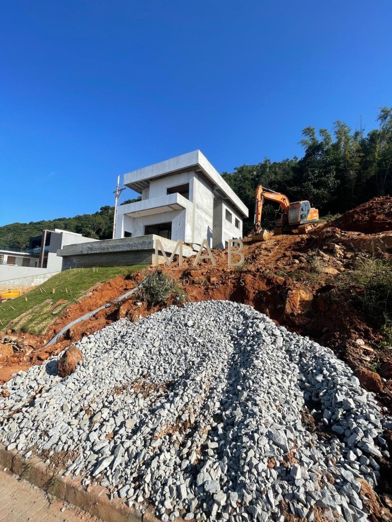 Espetacular casa à venda em Florianópolis-SC, no bairro Ingleses! 3 quartos sendo 2 suítes, 3 salas, 4 banheiros, 3 vagas de garagem, 326,00m².