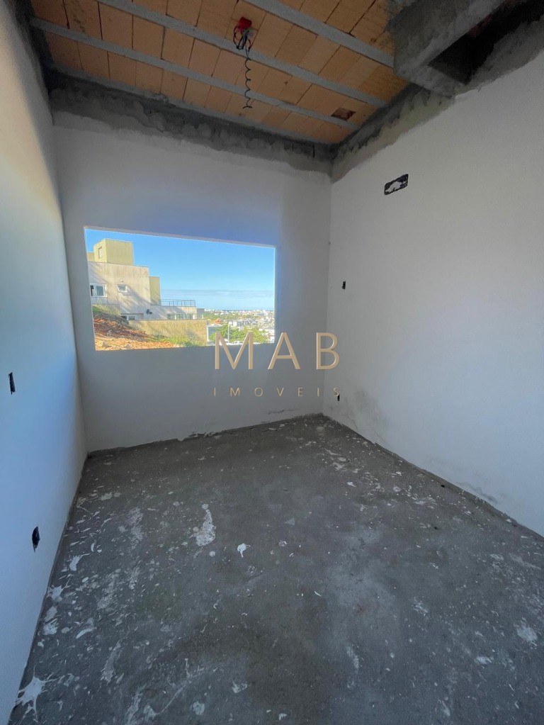 Espetacular casa à venda em Florianópolis-SC, no bairro Ingleses! 3 quartos sendo 2 suítes, 3 salas, 4 banheiros, 3 vagas de garagem, 326,00m².