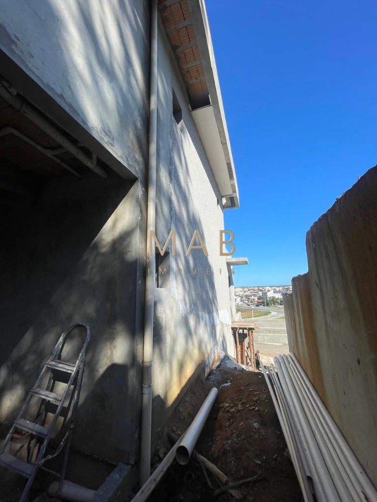Espetacular casa à venda em Florianópolis-SC, no bairro Ingleses! 3 quartos sendo 2 suítes, 3 salas, 4 banheiros, 3 vagas de garagem, 326,00m².
