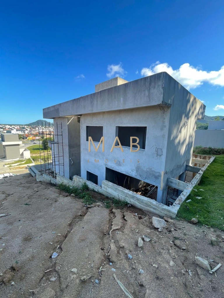 Espetacular casa à venda em Florianópolis-SC, no bairro Ingleses! 3 quartos sendo 2 suítes, 3 salas, 4 banheiros, 3 vagas de garagem, 326,00m².