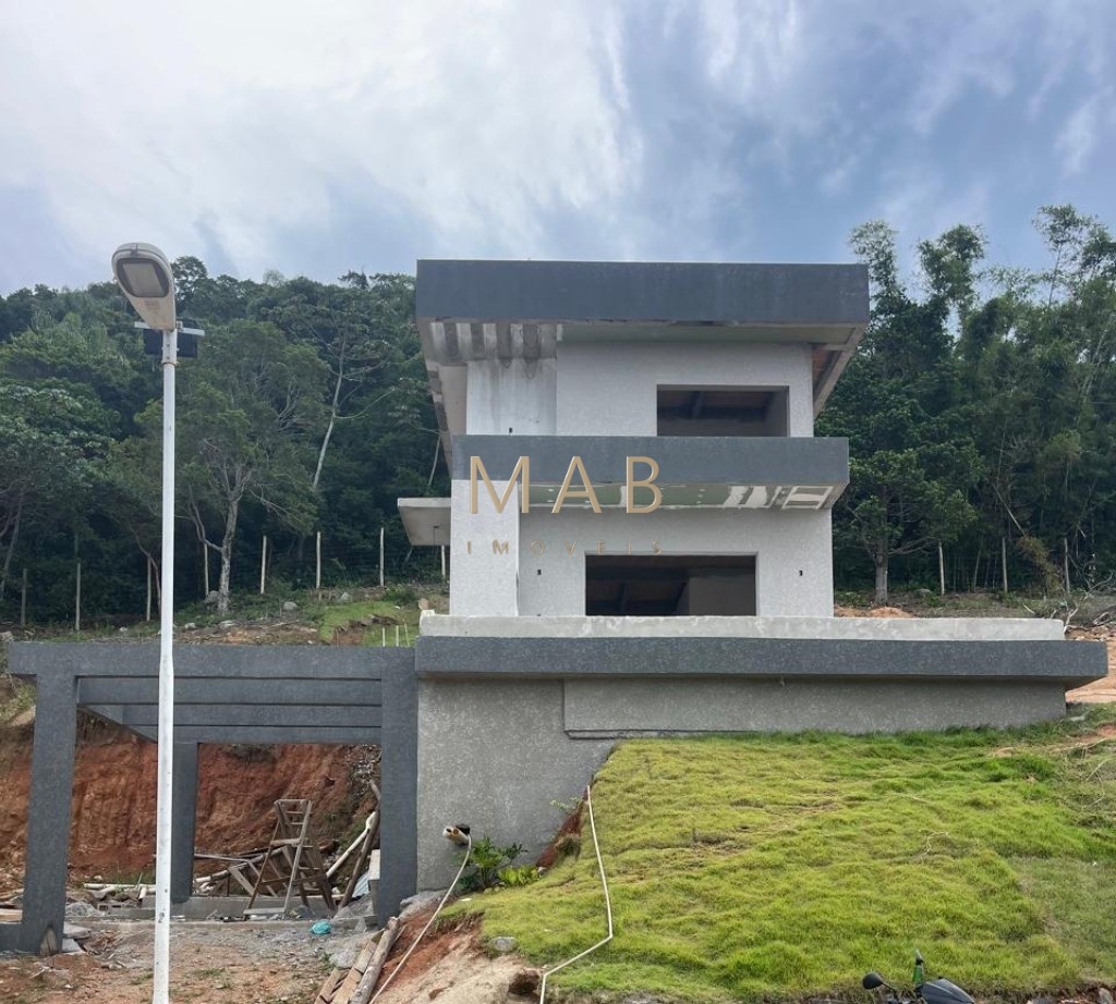 Espetacular casa à venda em Florianópolis-SC, no bairro Ingleses! 3 quartos sendo 2 suítes, 3 salas, 4 banheiros, 3 vagas de garagem, 326,00m².