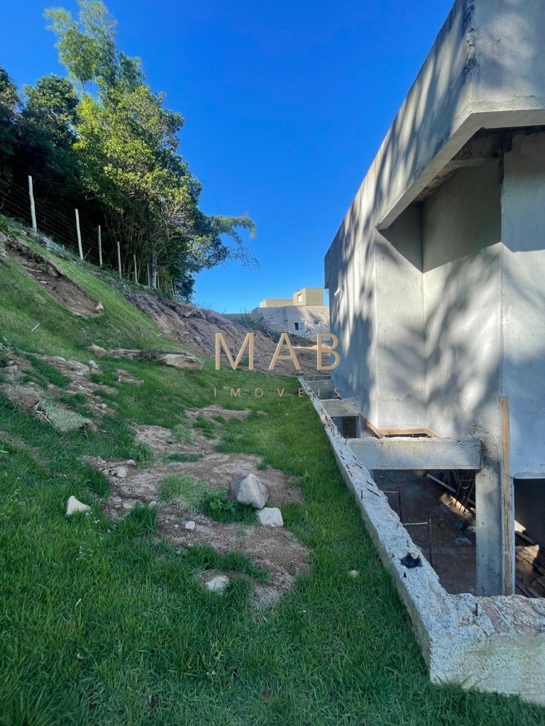 Espetacular casa à venda em Florianópolis-SC, no bairro Ingleses! 3 quartos sendo 2 suítes, 3 salas, 4 banheiros, 3 vagas de garagem, 326,00m².