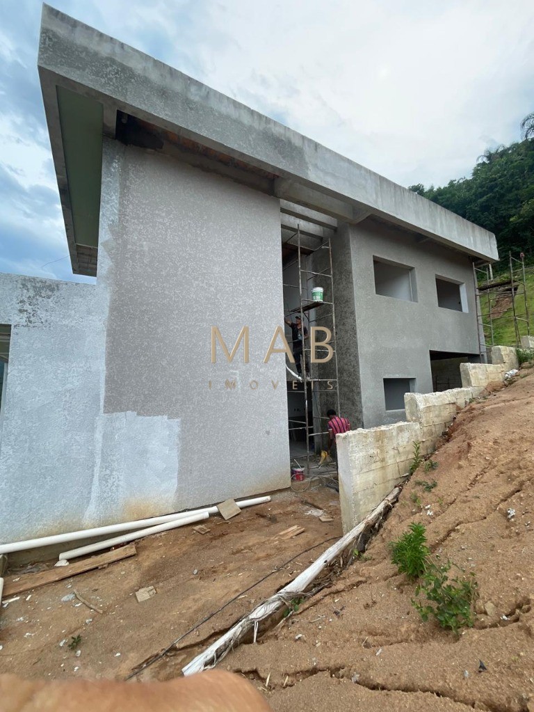 Espetacular casa à venda em Florianópolis-SC, no bairro Ingleses! 3 quartos sendo 2 suítes, 3 salas, 4 banheiros, 3 vagas de garagem, 326,00m².