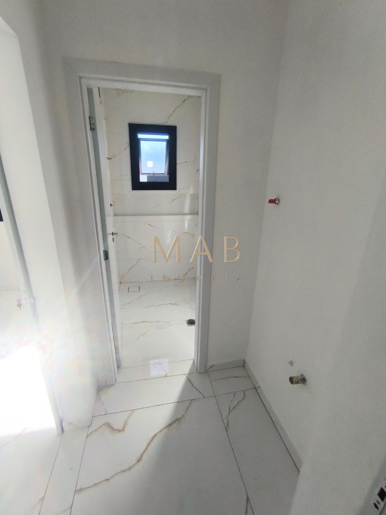 Imperdível casa à venda em Florianópolis-SC, 3 suítes sendo uma master, sala estar, Lavabo, vagas de garagem, 140,00m² - Ingleses do Rio Vermelho!