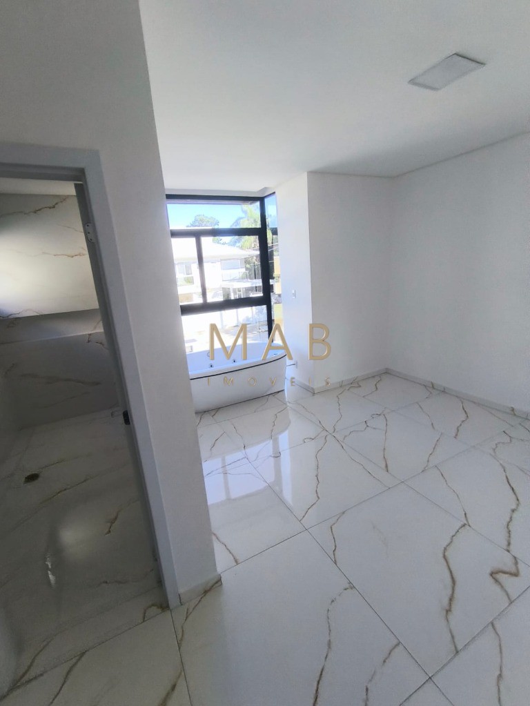 Imperdível casa à venda em Florianópolis-SC, 3 suítes sendo uma master, sala estar, Lavabo, vagas de garagem, 140,00m² - Ingleses do Rio Vermelho!