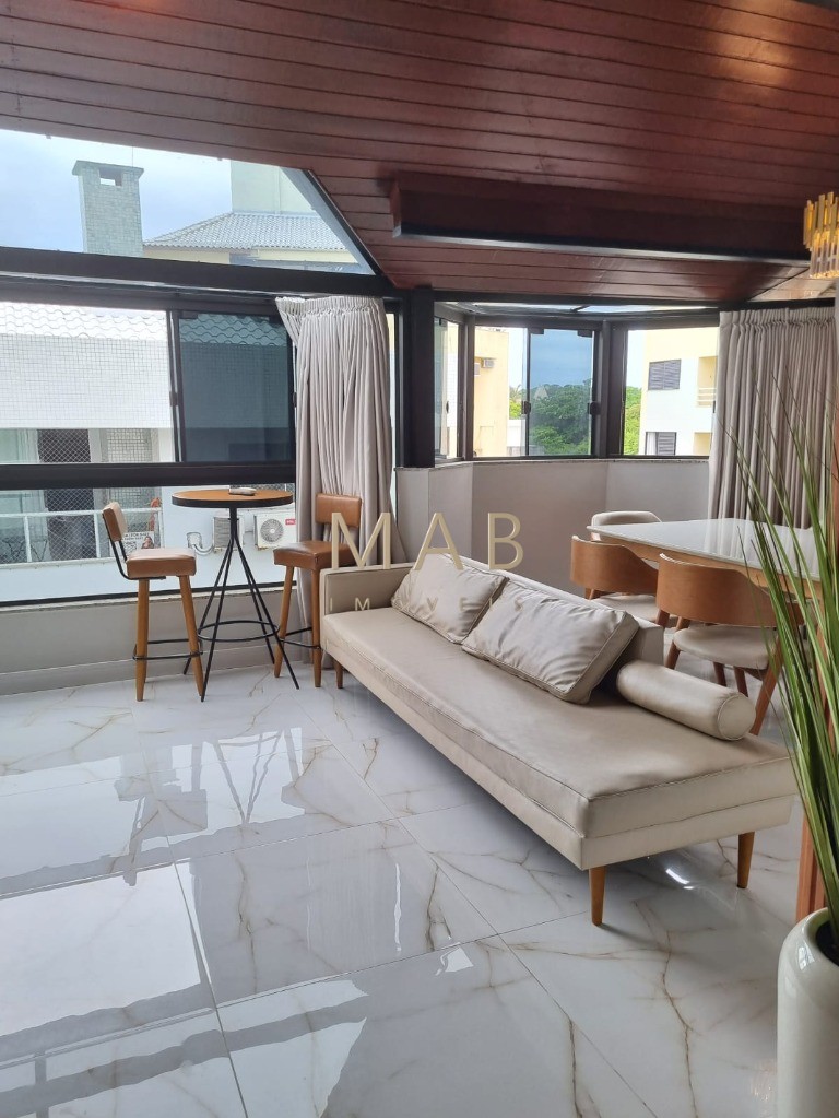 TRIPLEX FRENTE MAR NA PRAIA DOS INGLESES FLORIANÓPOLIS Existem imóveis bonitos? E existem imóveis que despertam desejo no primeiro olhar.
