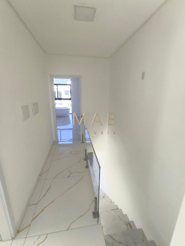 Imperdível casa à venda em Florianópolis-SC, 3 suítes sendo uma master, sala estar, Lavabo, vagas de garagem, 140,00m² - Ingleses do Rio Vermelho!