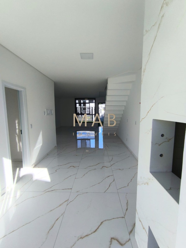 Imperdível casa à venda em Florianópolis-SC, 3 suítes sendo uma master, sala estar, Lavabo, vagas de garagem, 140,00m² - Ingleses do Rio Vermelho!