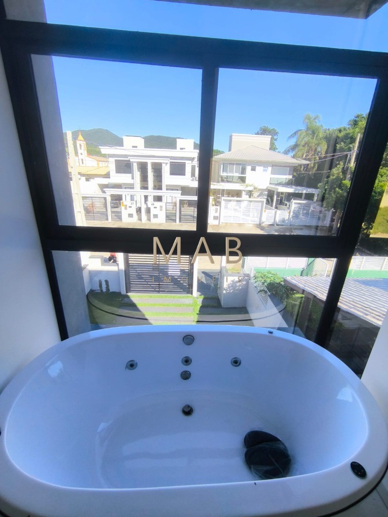 Imperdível casa à venda em Florianópolis-SC, 3 suítes sendo uma master, sala estar, Lavabo, vagas de garagem, 140,00m² - Ingleses do Rio Vermelho!
