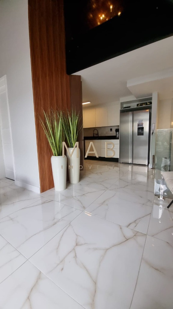 TRIPLEX FRENTE MAR NA PRAIA DOS INGLESES FLORIANÓPOLIS Existem imóveis bonitos? E existem imóveis que despertam desejo no primeiro olhar.