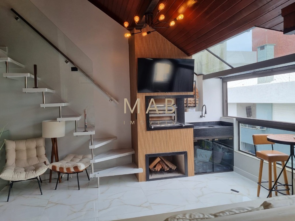 TRIPLEX FRENTE MAR NA PRAIA DOS INGLESES FLORIANÓPOLIS Existem imóveis bonitos? E existem imóveis que despertam desejo no primeiro olhar.