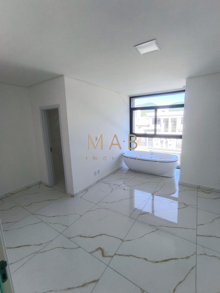 Imperdível casa à venda em Florianópolis-SC, 3 suítes sendo uma master, sala estar, Lavabo, vagas de garagem, 140,00m² - Ingleses do Rio Vermelho!