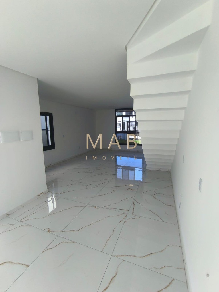 Imperdível casa à venda em Florianópolis-SC, 3 suítes sendo uma master, sala estar, Lavabo, vagas de garagem, 140,00m² - Ingleses do Rio Vermelho!