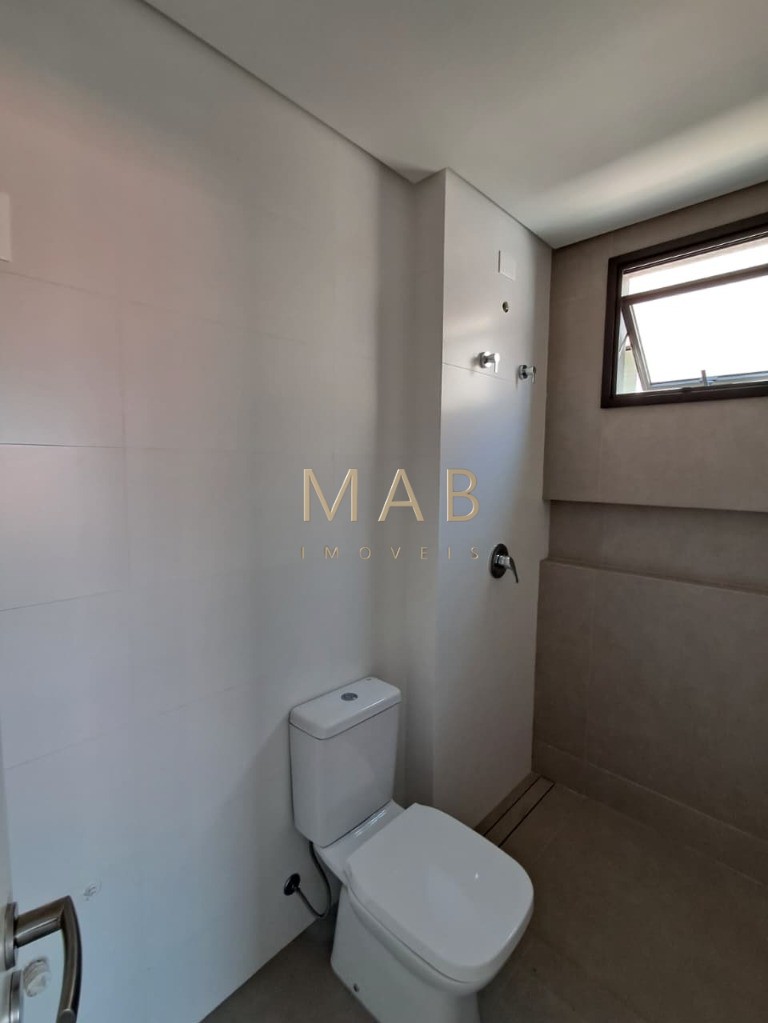 Apartamento de 2 quartos SENDO 1 suíte e vaga de garagem em Ingleses do Rio Vermelho, Florianópolis-SC.