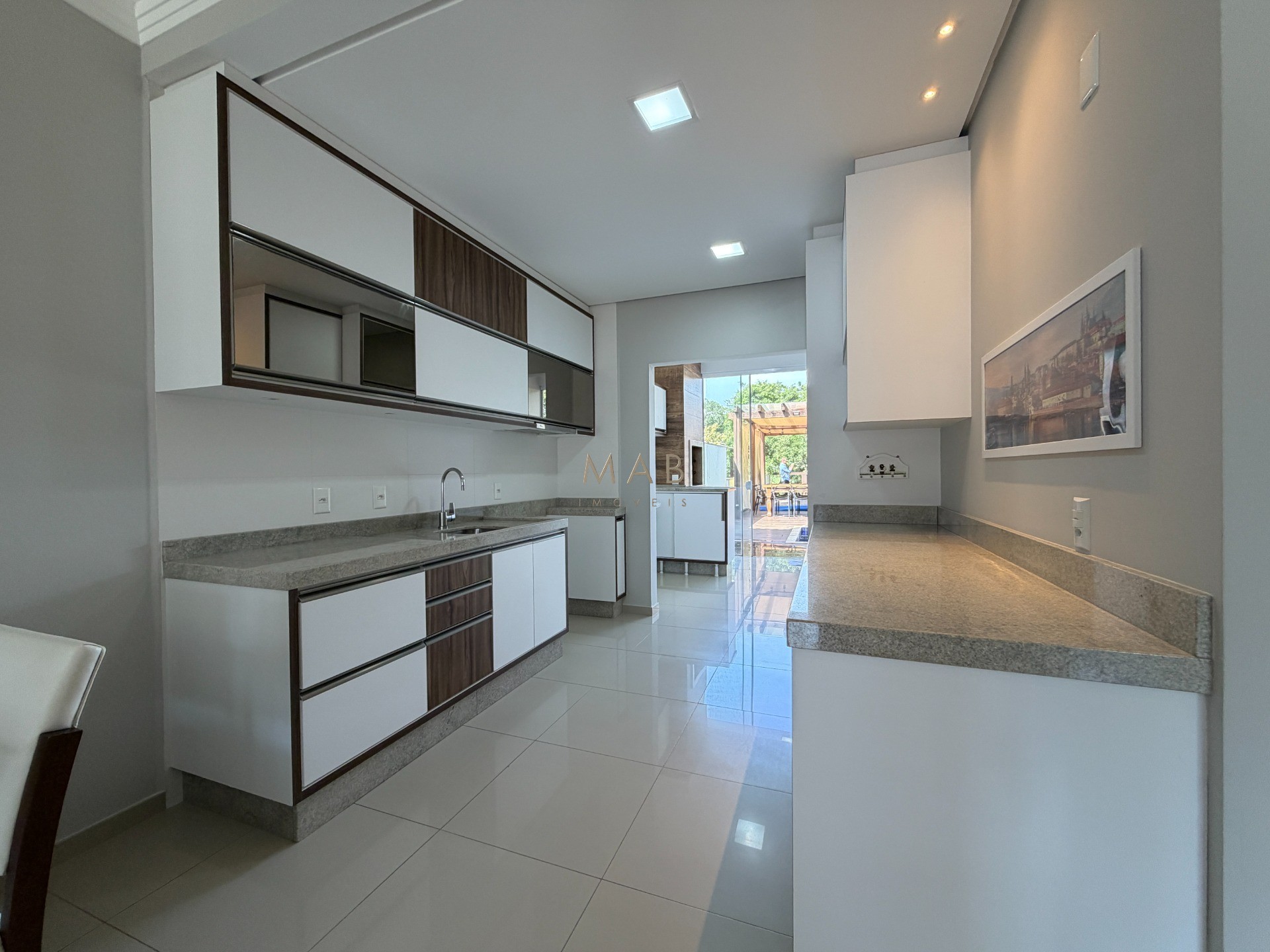 Casa térrea com 2 dormitórios, sendo 1 suíte, piscina privativa, espaço gourmet e 240m² de terreno no Jardim Nova Cachoeira, em Florianópolis.