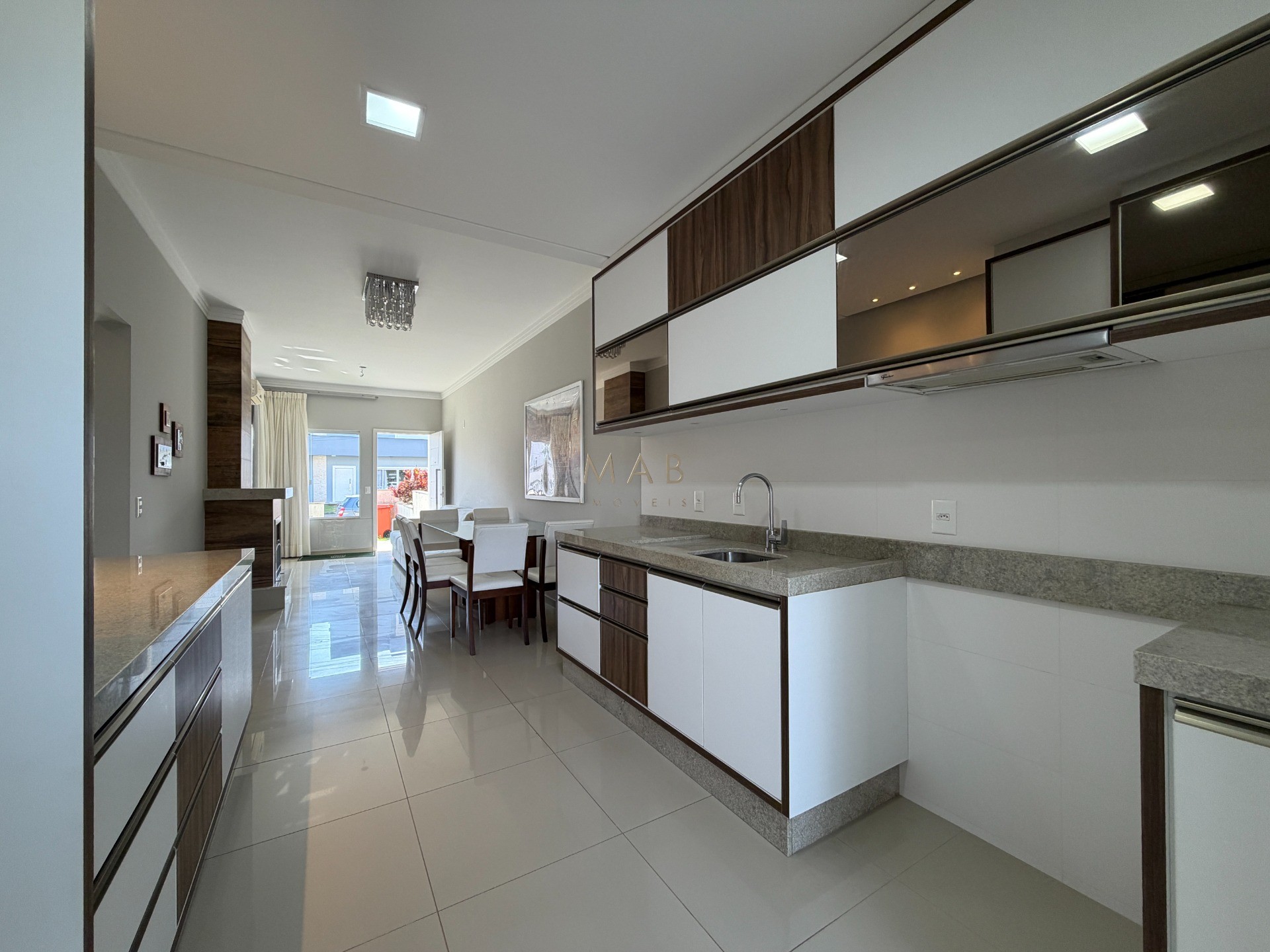Casa térrea com 2 dormitórios, sendo 1 suíte, piscina privativa, espaço gourmet e 240m² de terreno no Jardim Nova Cachoeira, em Florianópolis.