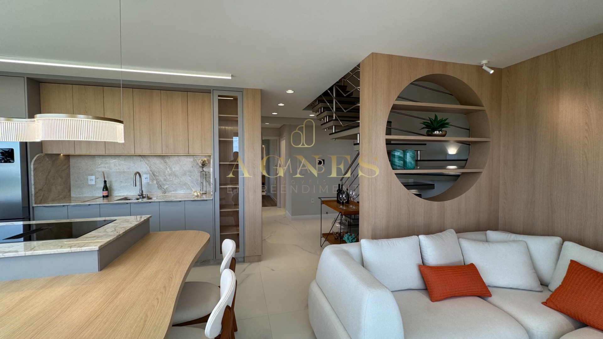 Lindo Apartamento à VENDA, VISTA MAR, a apenas 120 metros do MAR, na deslumbrante praia dos Ingleses - Florianópolis SC!