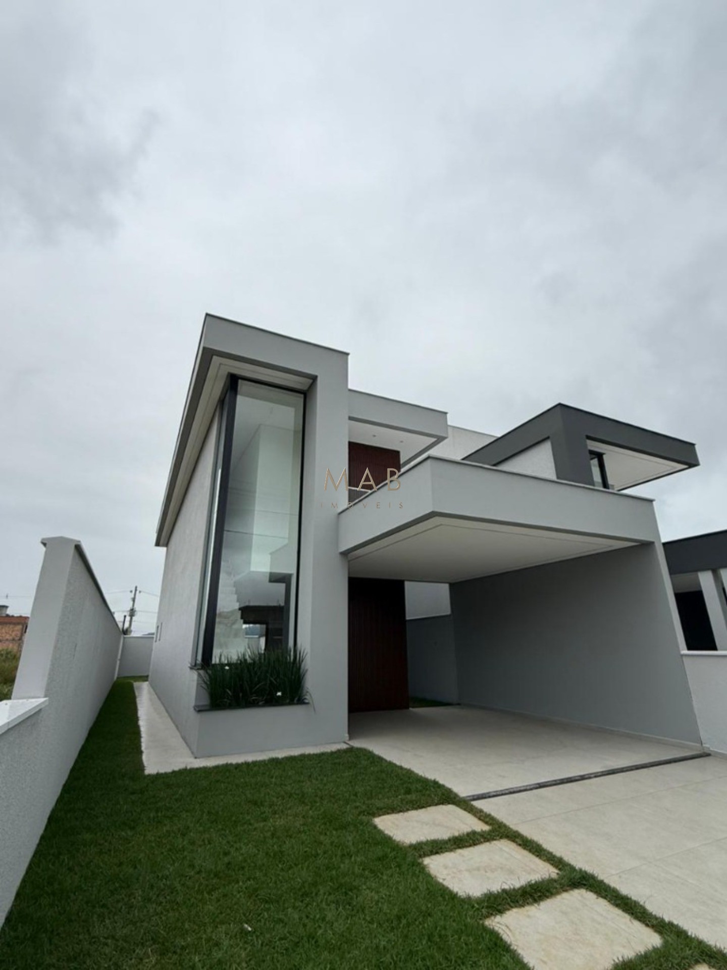 Imperdível oportunidade de adquirir casa em condomínio na cidade de Florianópolis-SC, com 3 quartos, 1 suíte, 2 salas, 2 banheiros, 1 vaga de garagem e 164,00 m² de área.