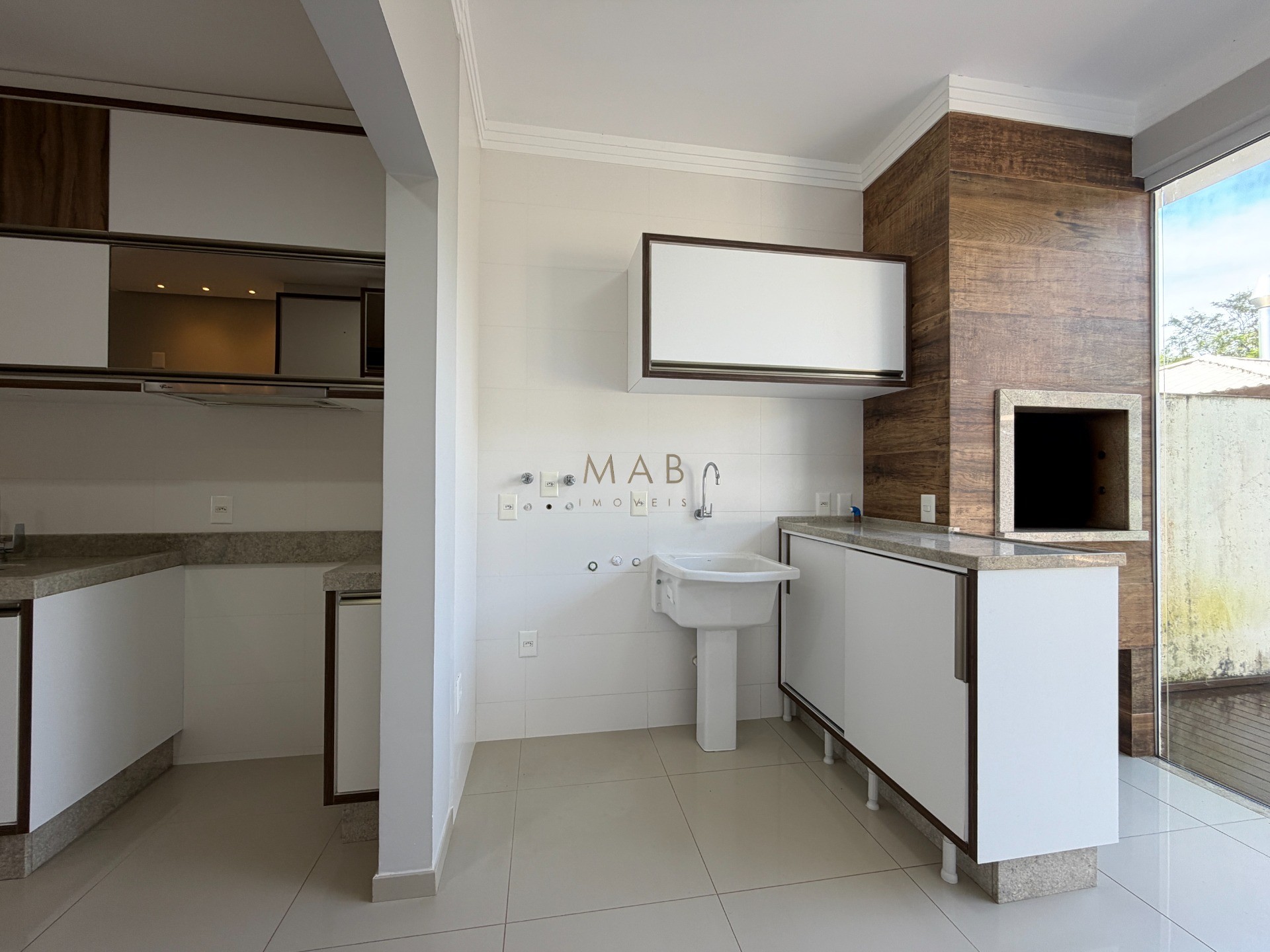 Casa térrea com 2 dormitórios, sendo 1 suíte, piscina privativa, espaço gourmet e 240m² de terreno no Jardim Nova Cachoeira, em Florianópolis.
