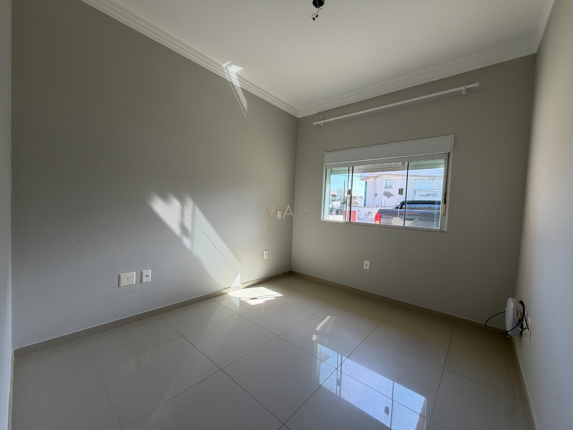Casa térrea com 2 dormitórios, sendo 1 suíte, piscina privativa, espaço gourmet e 240m² de terreno no Jardim Nova Cachoeira, em Florianópolis.