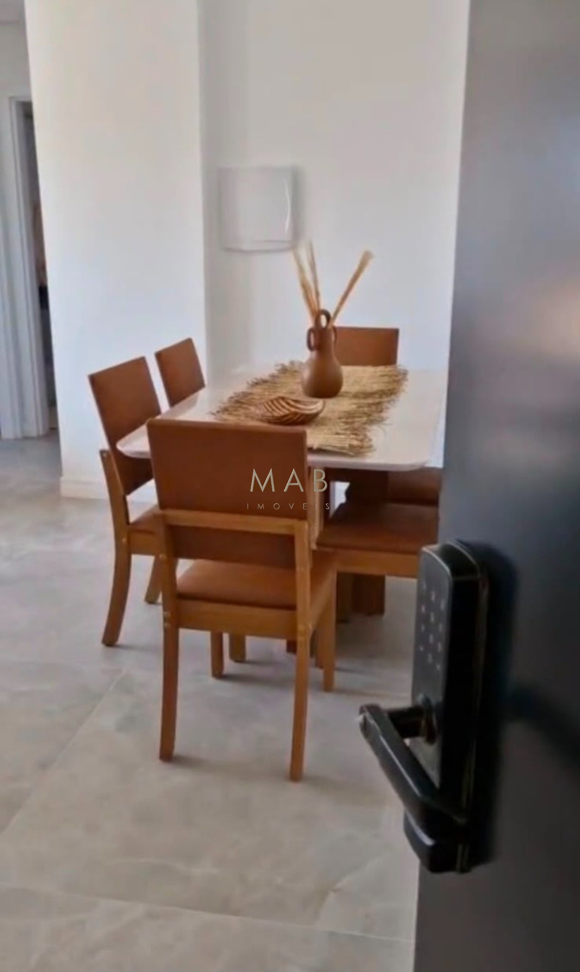 Apartamento com 2 Suítes à Venda no Saint Humbert Residence, a 80 metros da Praia dos Ingleses, Florianópolis/SC!