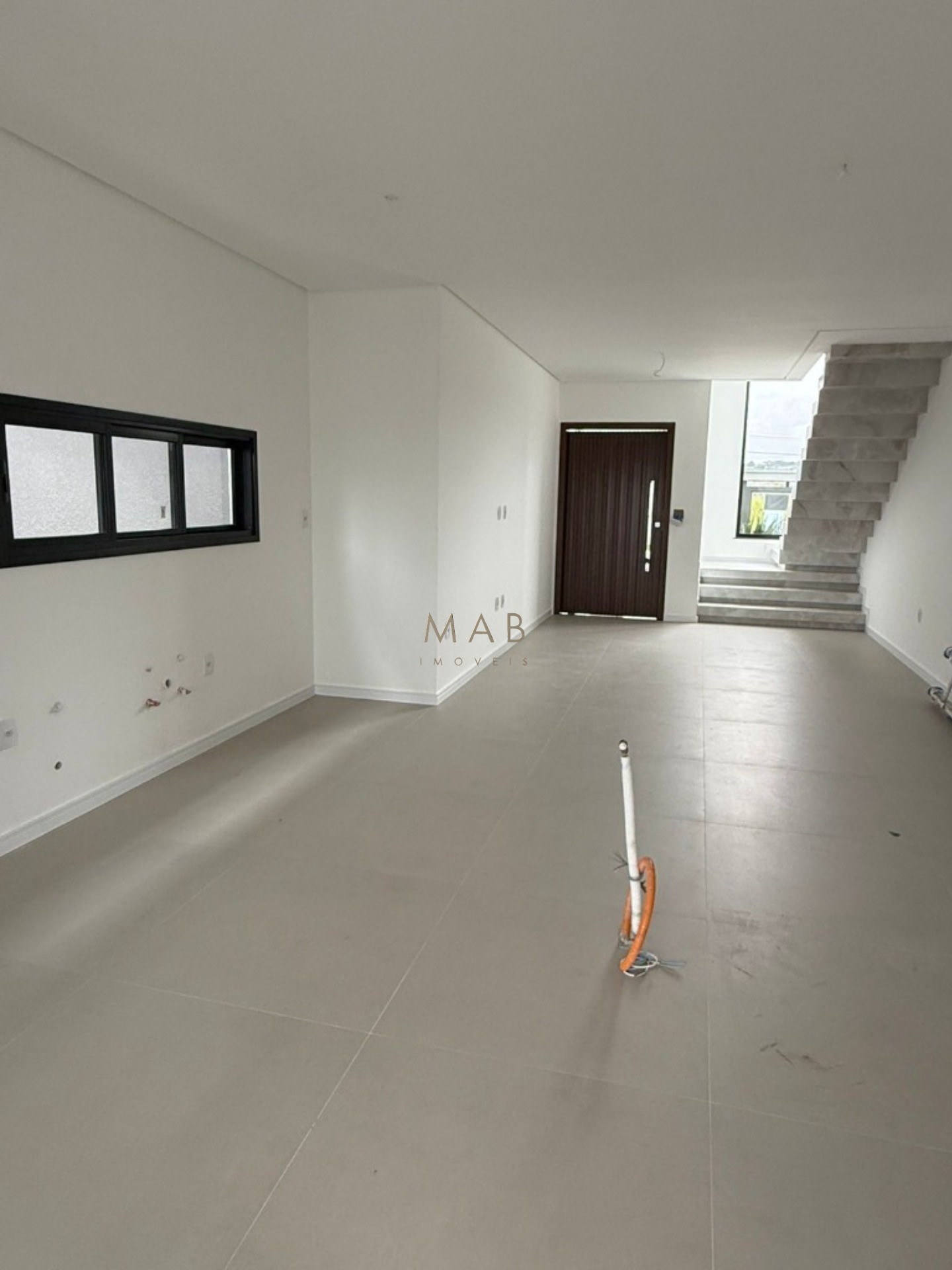 Imperdível oportunidade de adquirir casa em condomínio na cidade de Florianópolis-SC, com 3 quartos, 1 suíte, 2 salas, 2 banheiros, 1 vaga de garagem e 164,00 m² de área.