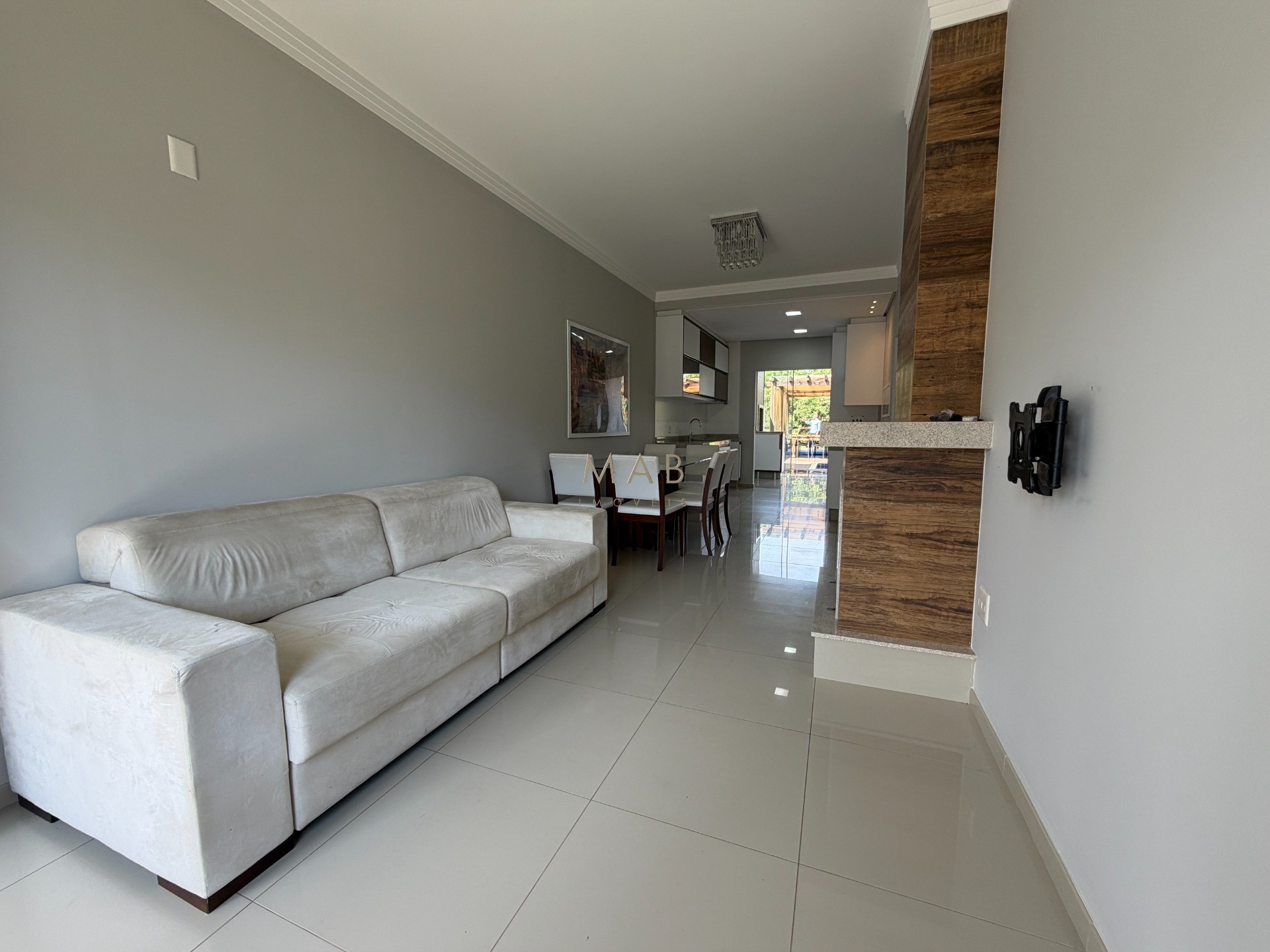 Casa térrea com 2 dormitórios, sendo 1 suíte, piscina privativa, espaço gourmet e 240m² de terreno no Jardim Nova Cachoeira, em Florianópolis.
