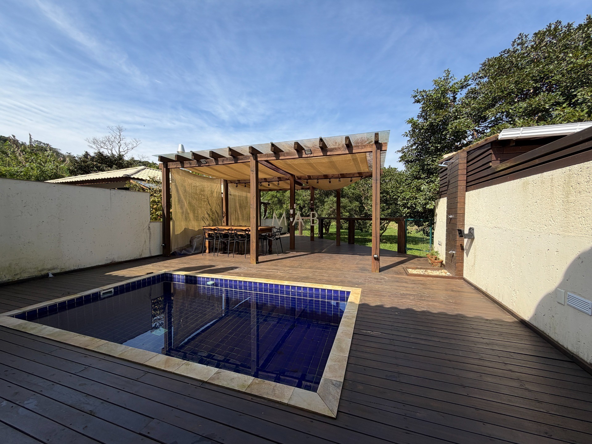 Casa térrea com 2 dormitórios, sendo 1 suíte, piscina privativa, espaço gourmet e 240m² de terreno no Jardim Nova Cachoeira, em Florianópolis.