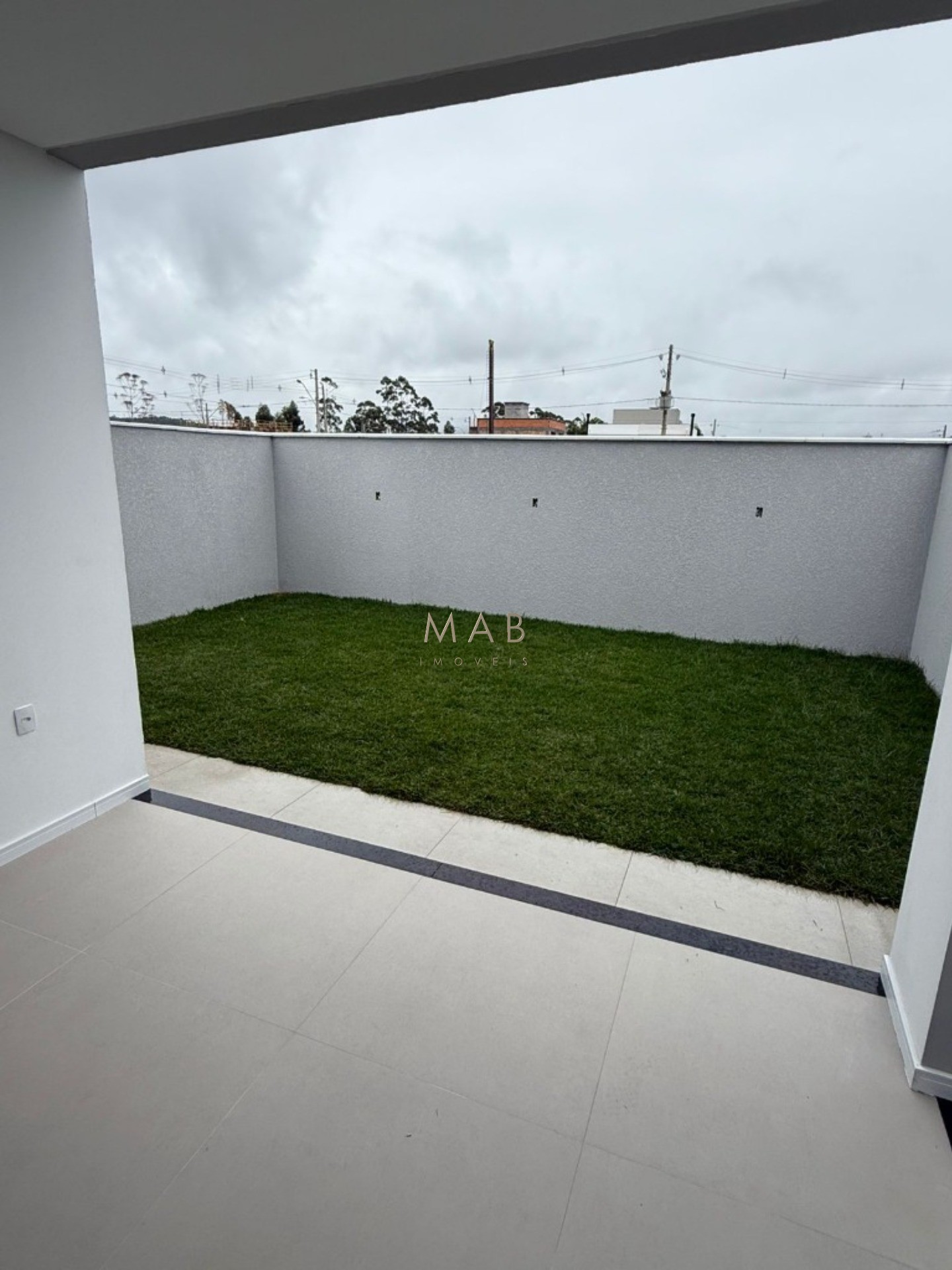 Imperdível oportunidade de adquirir casa em condomínio na cidade de Florianópolis-SC, com 3 quartos, 1 suíte, 2 salas, 2 banheiros, 1 vaga de garagem e 164,00 m² de área.