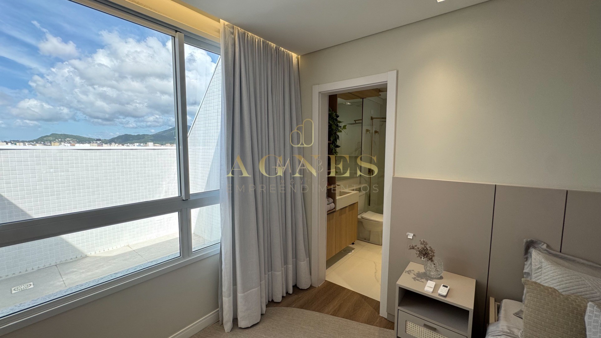 Lindo Apartamento à VENDA, VISTA MAR, a apenas 120 metros do MAR, na deslumbrante praia dos Ingleses - Florianópolis SC!