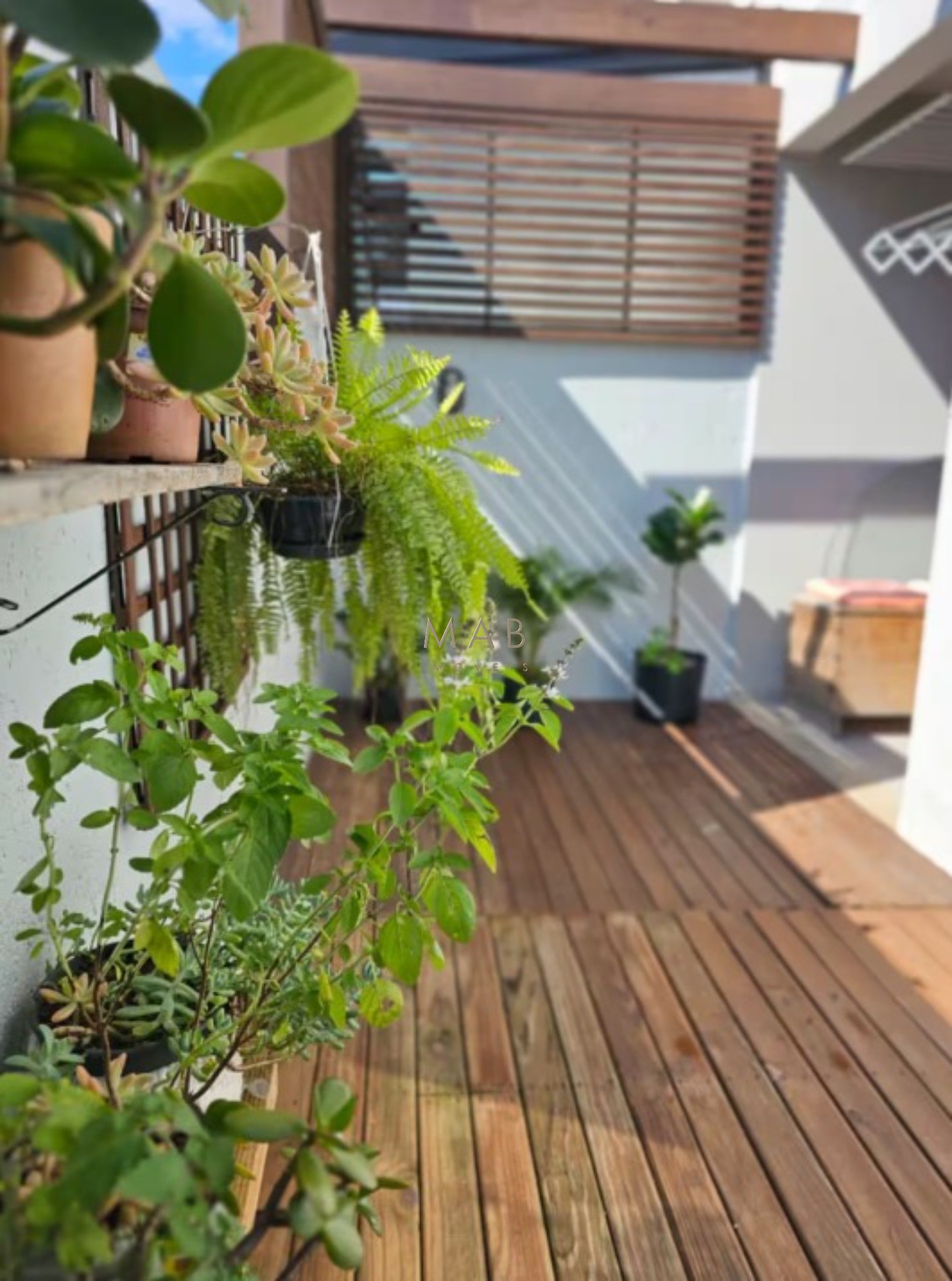 Lindo Sobrado Semimobiliado, Geminado à Venda no Bairro Cachoeira do Bom Jesus, Florianópolis SC!