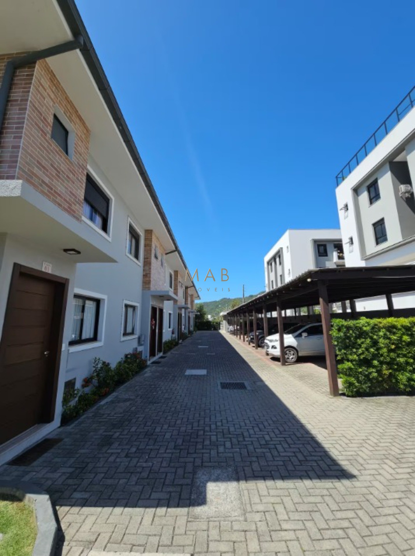 Lindo Sobrado Semimobiliado, Geminado à Venda no Bairro Cachoeira do Bom Jesus, Florianópolis SC!