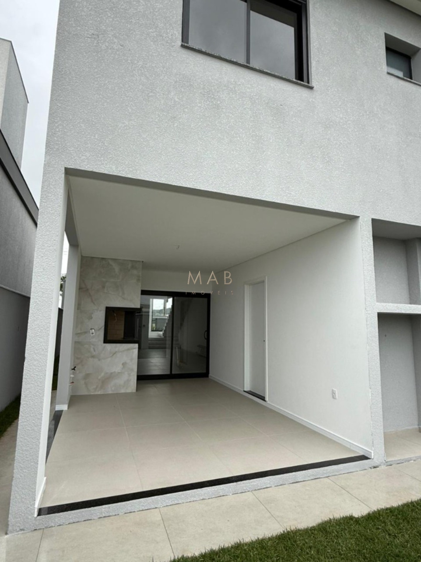 Imperdível oportunidade de adquirir casa em condomínio na cidade de Florianópolis-SC, com 3 quartos, 1 suíte, 2 salas, 2 banheiros, 1 vaga de garagem e 164,00 m² de área.