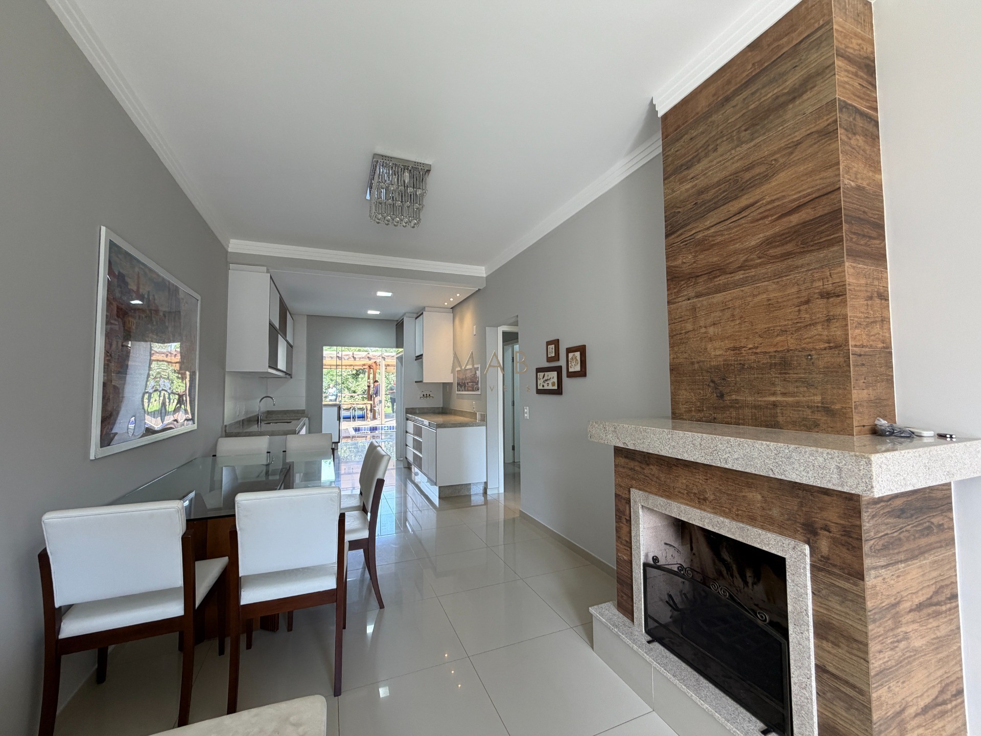 Casa térrea com 2 dormitórios, sendo 1 suíte, piscina privativa, espaço gourmet e 240m² de terreno no Jardim Nova Cachoeira, em Florianópolis.