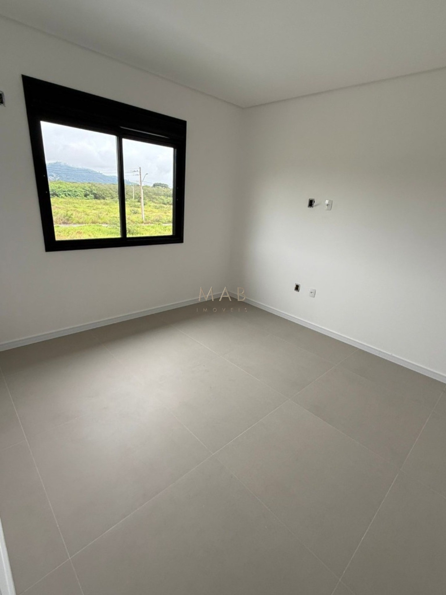 Imperdível oportunidade de adquirir casa em condomínio na cidade de Florianópolis-SC, com 3 quartos, 1 suíte, 2 salas, 2 banheiros, 1 vaga de garagem e 164,00 m² de área.