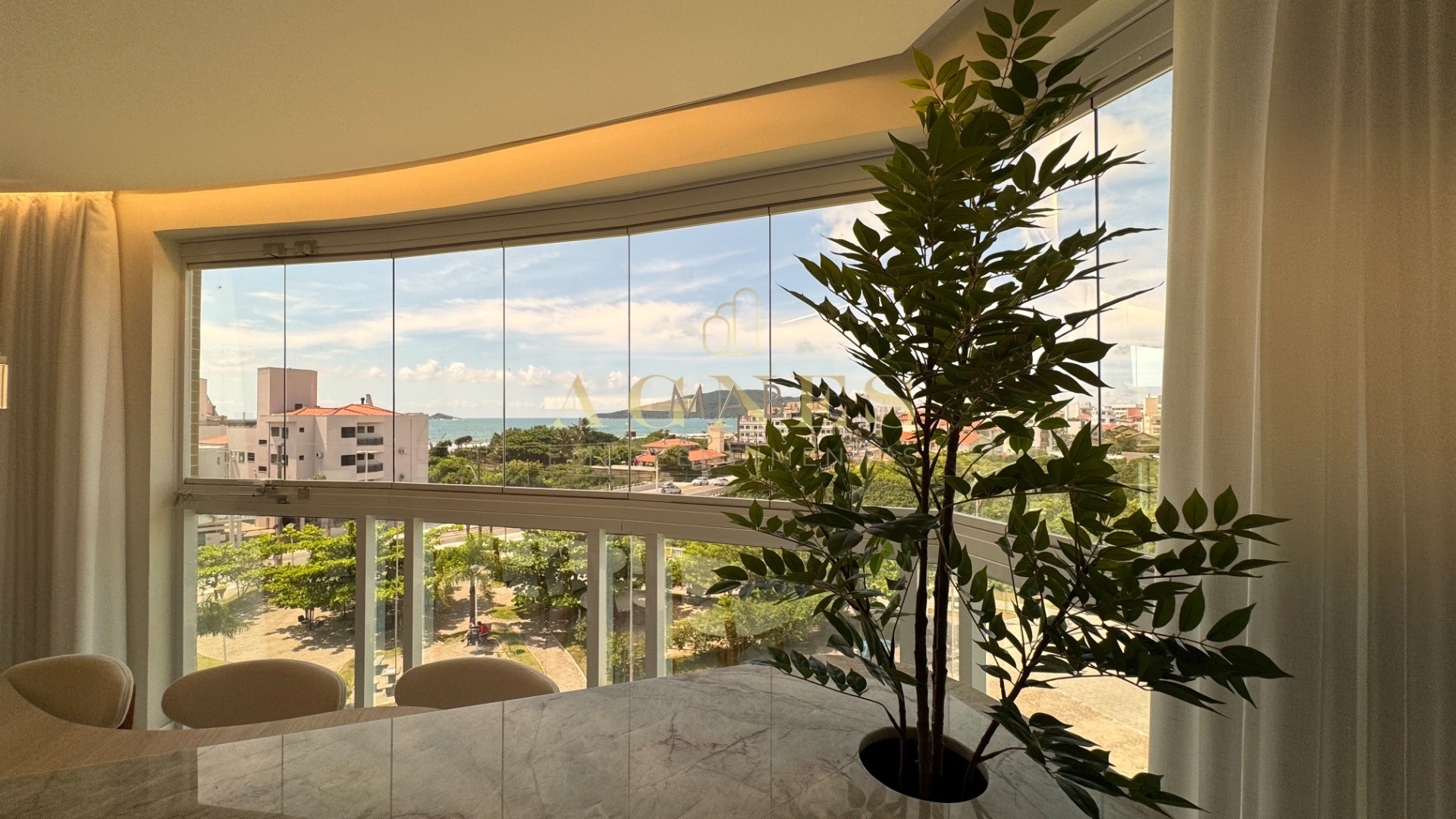 Lindo Apartamento à VENDA, VISTA MAR, a apenas 120 metros do MAR, na deslumbrante praia dos Ingleses - Florianópolis SC!