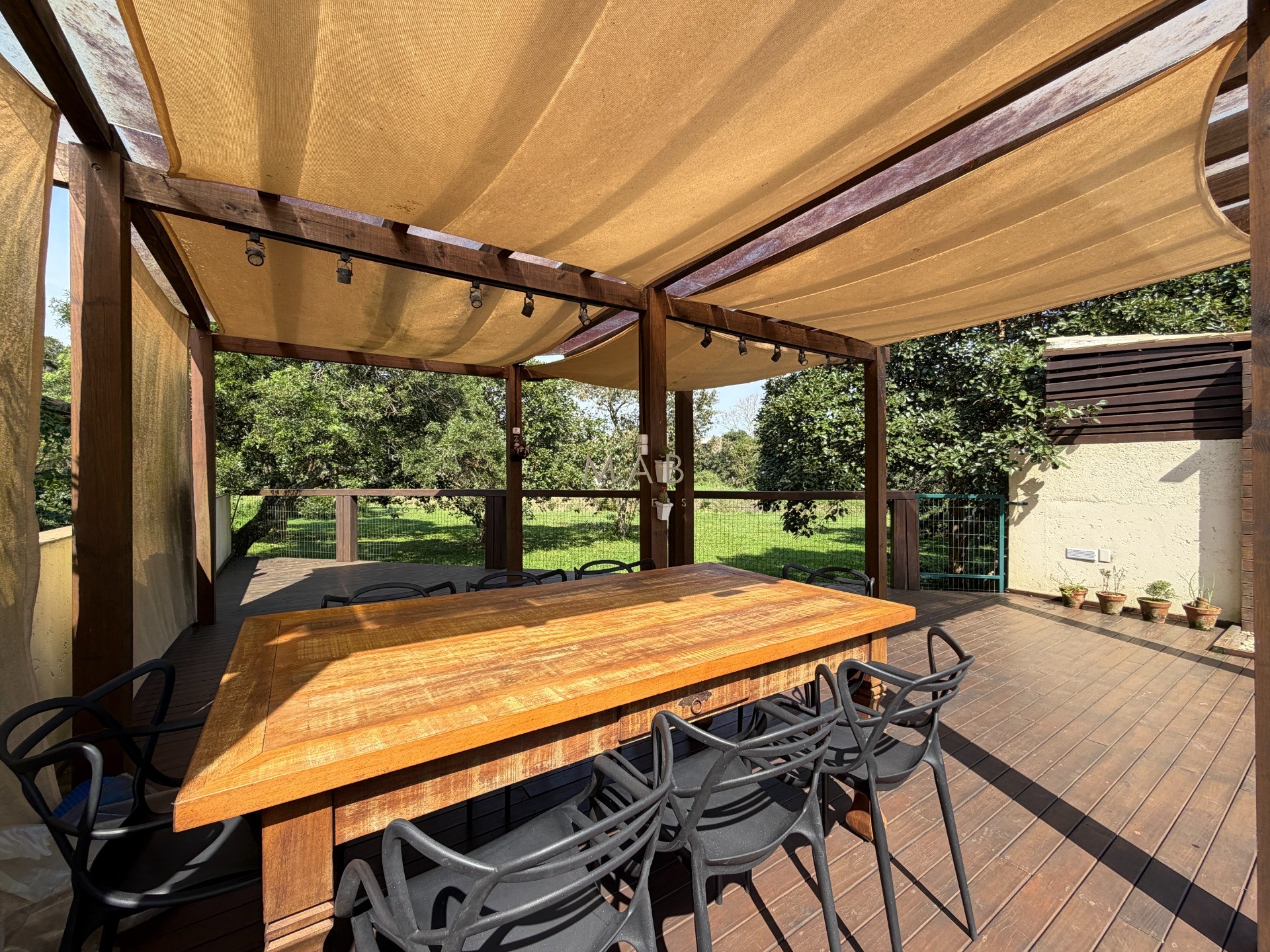 Casa térrea com 2 dormitórios, sendo 1 suíte, piscina privativa, espaço gourmet e 240m² de terreno no Jardim Nova Cachoeira, em Florianópolis.