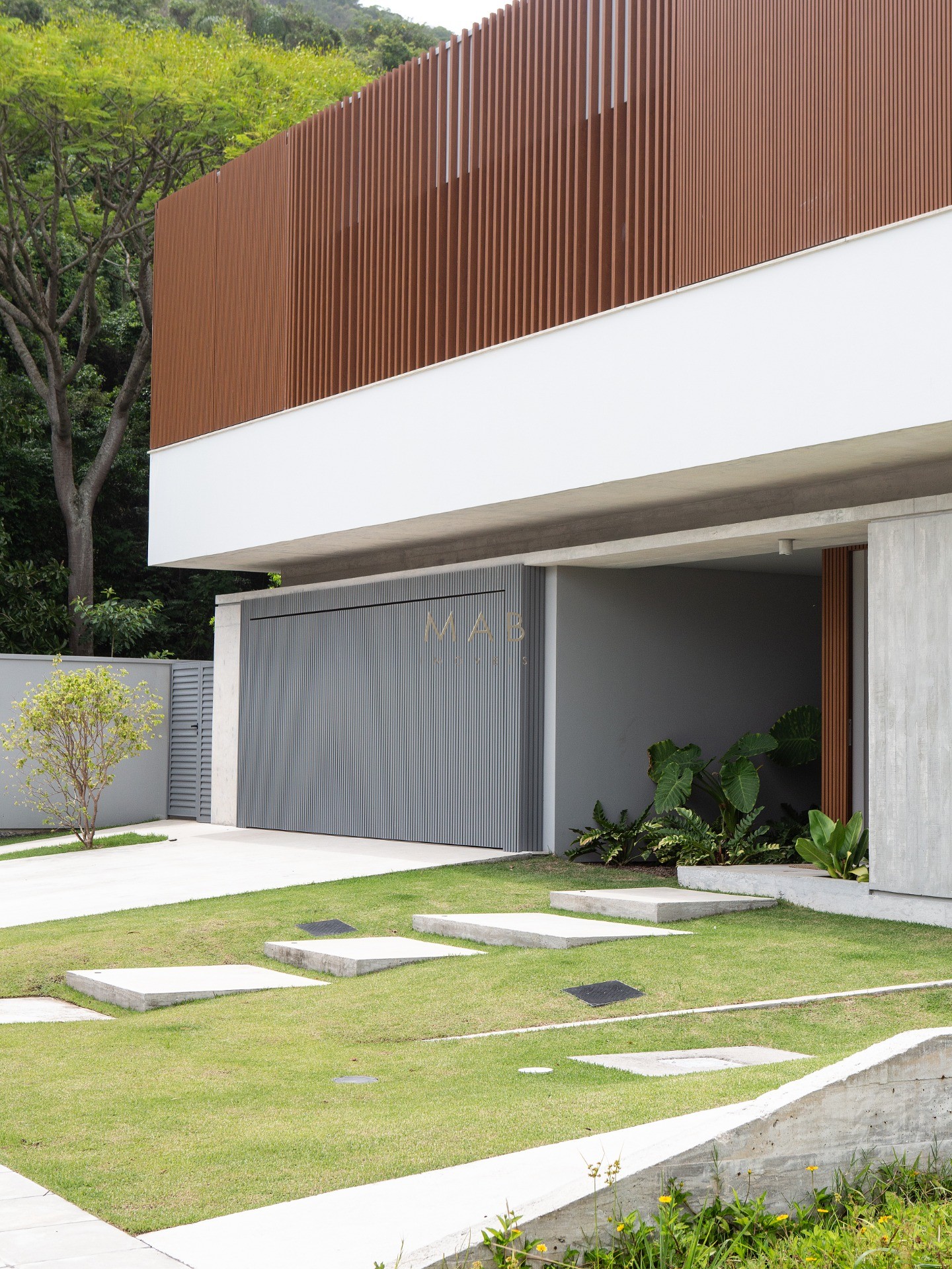 Casa de alto padrão para venda em condomínio, mobiliada, 4 suítes, no bairro cachoeira do bom jesus em florianópolis/sc!