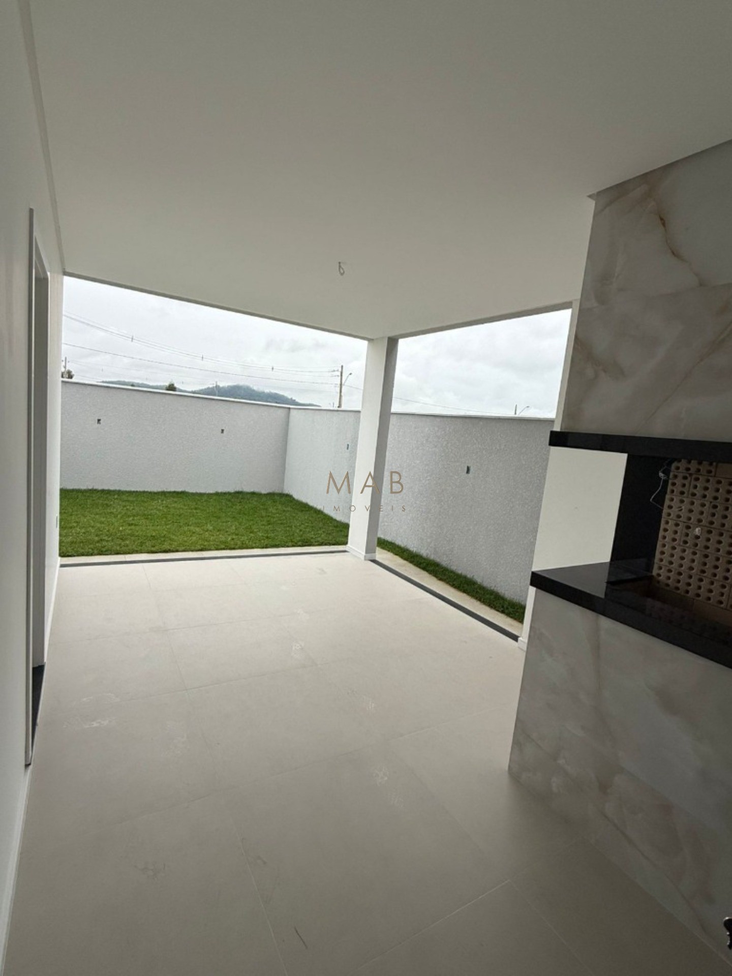 Imperdível oportunidade de adquirir casa em condomínio na cidade de Florianópolis-SC, com 3 quartos, 1 suíte, 2 salas, 2 banheiros, 1 vaga de garagem e 164,00 m² de área.