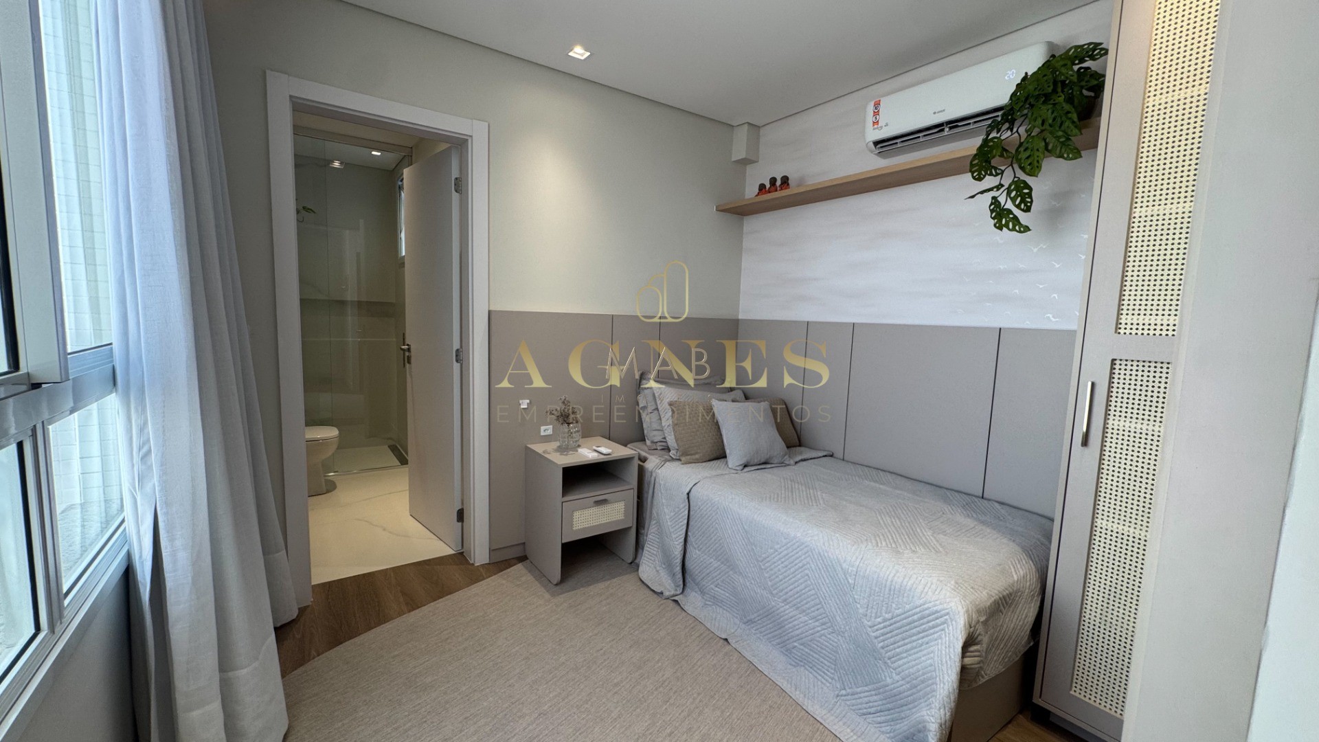 Lindo Apartamento à VENDA, VISTA MAR, a apenas 120 metros do MAR, na deslumbrante praia dos Ingleses - Florianópolis SC!