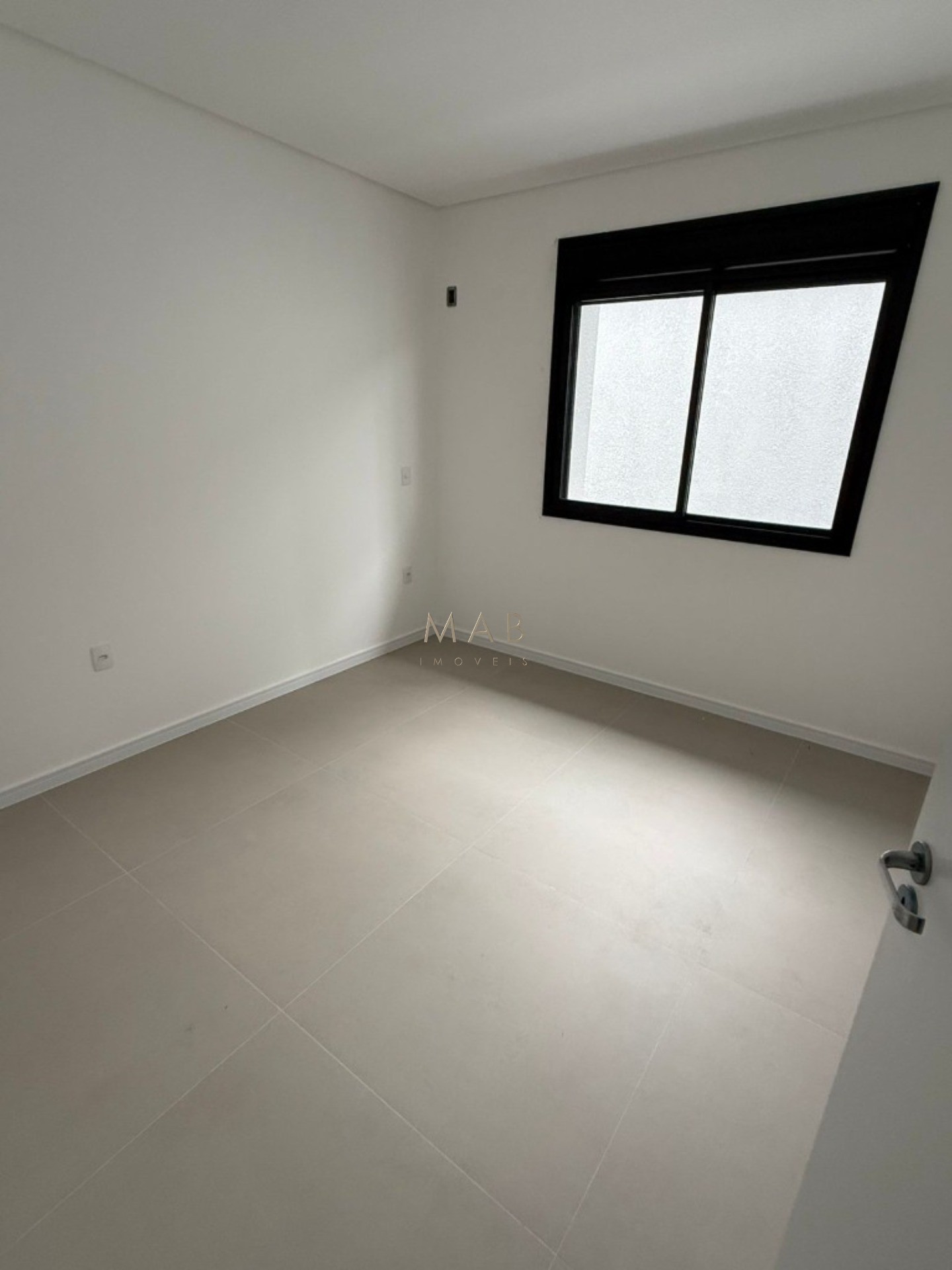 Imperdível oportunidade de adquirir casa em condomínio na cidade de Florianópolis-SC, com 3 quartos, 1 suíte, 2 salas, 2 banheiros, 1 vaga de garagem e 164,00 m² de área.