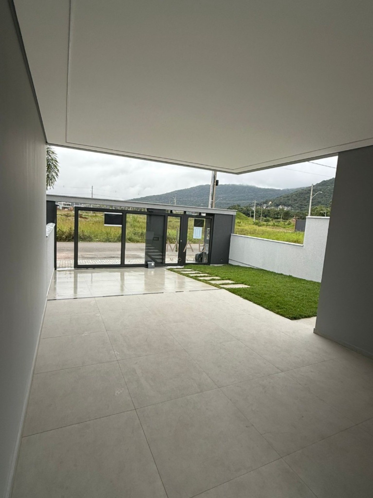 Imperdível oportunidade de adquirir casa em condomínio na cidade de Florianópolis-SC, com 3 quartos, 1 suíte, 2 salas, 2 banheiros, 1 vaga de garagem e 164,00 m² de área.