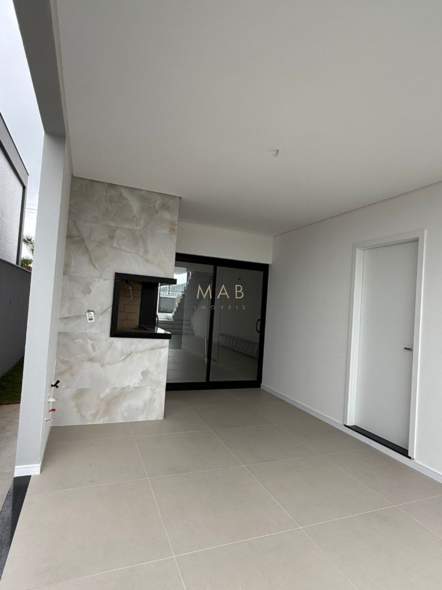 Imperdível oportunidade de adquirir casa em condomínio na cidade de Florianópolis-SC, com 3 quartos, 1 suíte, 2 salas, 2 banheiros, 1 vaga de garagem e 164,00 m² de área.