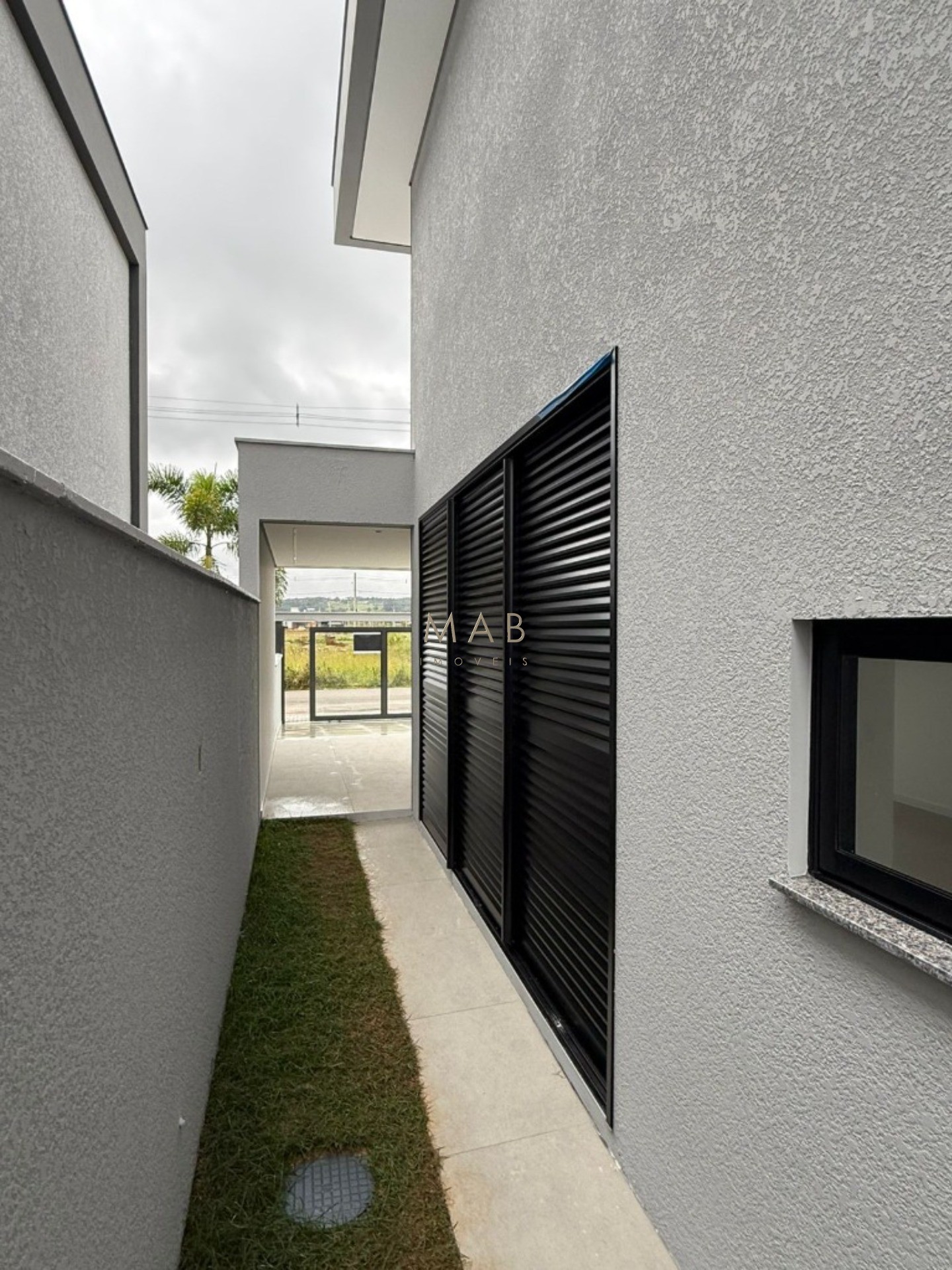 Imperdível oportunidade de adquirir casa em condomínio na cidade de Florianópolis-SC, com 3 quartos, 1 suíte, 2 salas, 2 banheiros, 1 vaga de garagem e 164,00 m² de área.